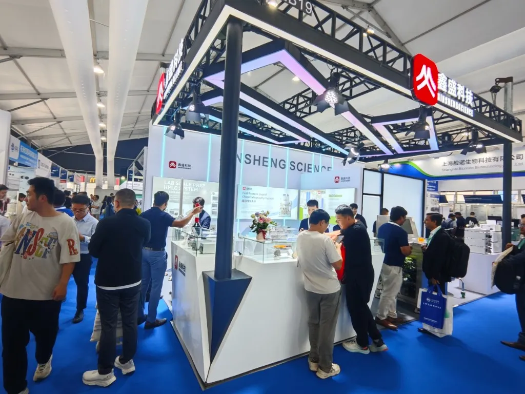 Wide view of DSP Instruments exhibition booth with Prep HPLC and FPLC displays